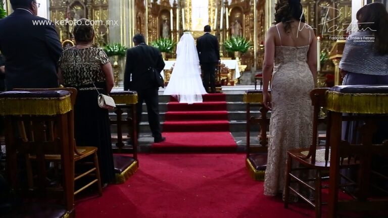 La impactante entrada de la madre de la novia en la iglesia: ¡Un momento inolvidable!